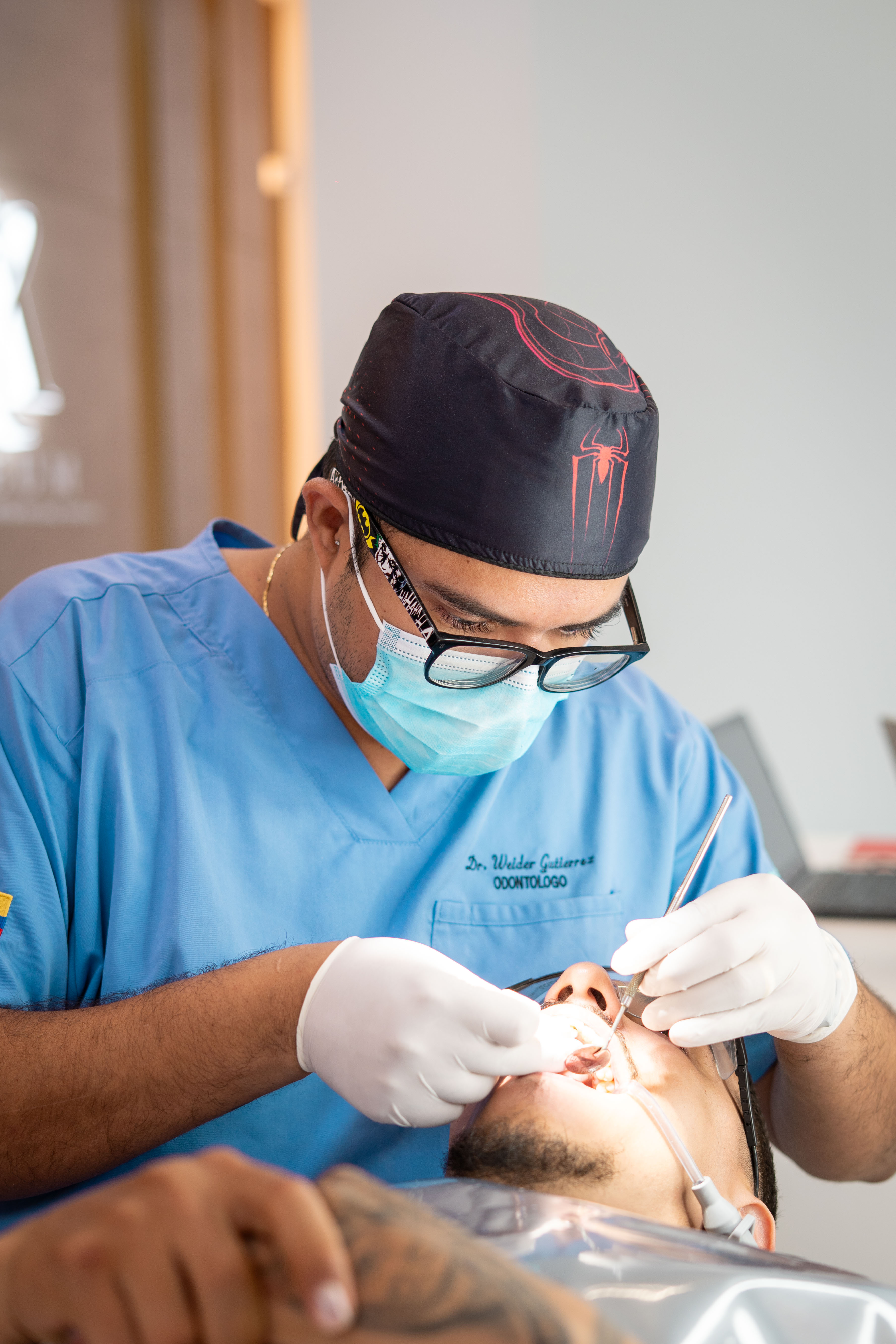 Doctor Weider realizando procedimiento de implantes dentales en Cali