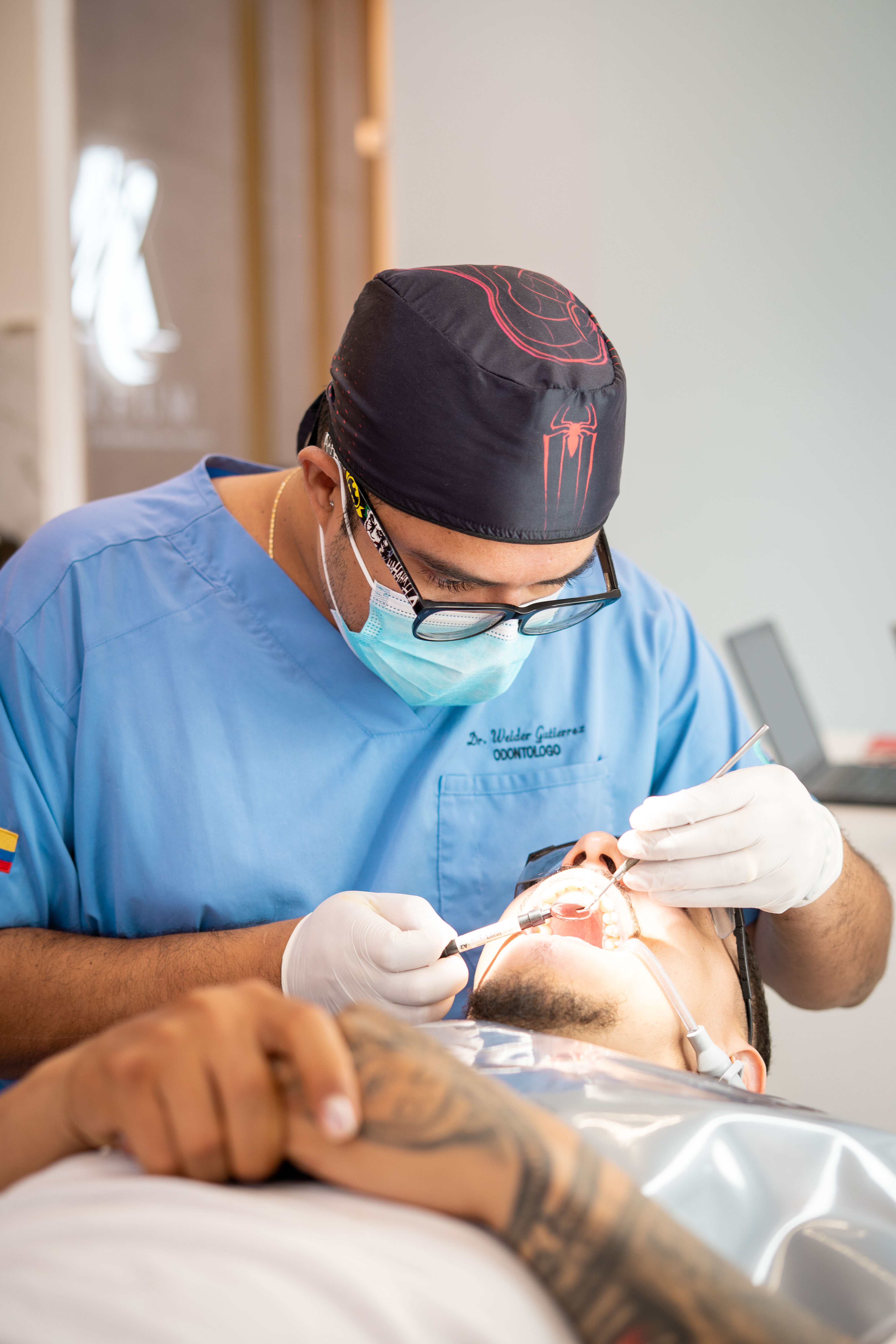 Doctor Weider realizando procedimiento de implantes dentales en Cali